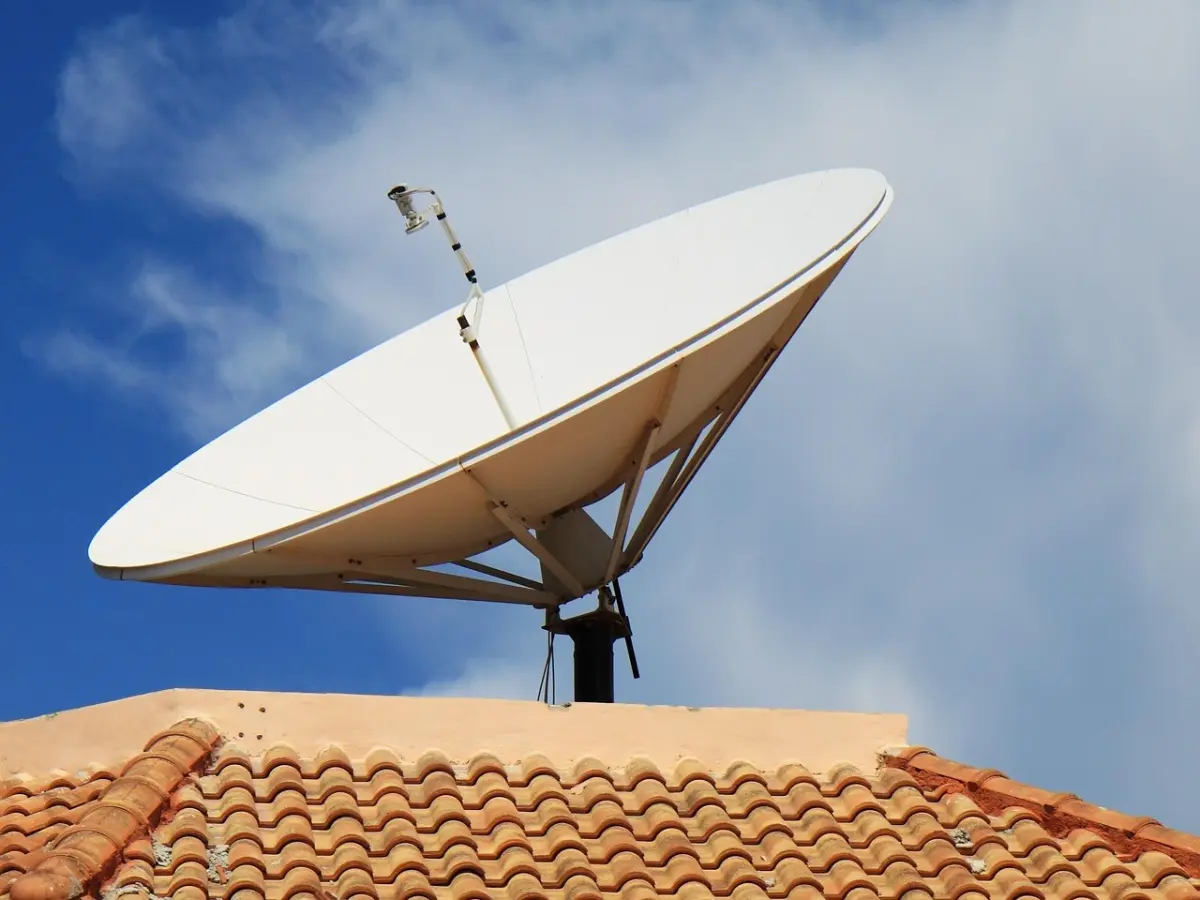 Satellietcommunicatie-installatie met grote antennes