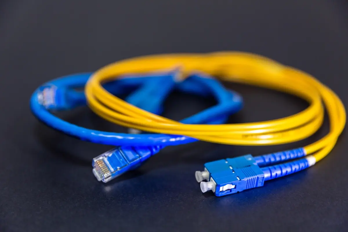 Glasvezel vs kabelinternet stabiliteit: wat merk je écht in 2026?